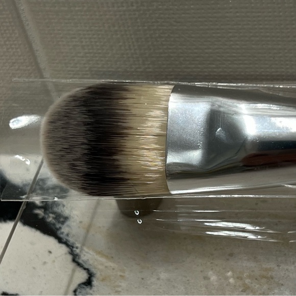 IT Cosmetics Paddle Foundation Brush - NEW - Picture 2 of 4